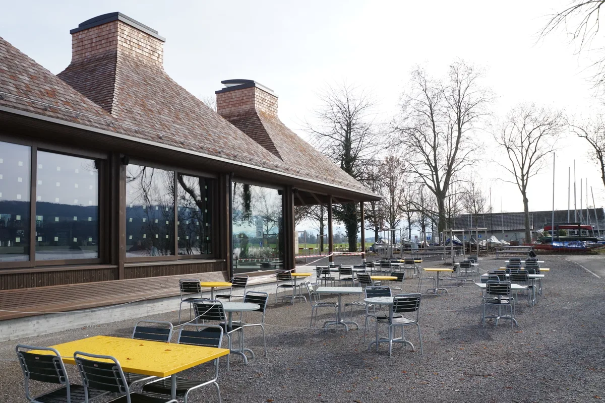 Das Seerestaurant «im Schilf» in einer Aussenansicht: Man sieht grosse Fensterscheiben und Teile des charakteristischen Daches.